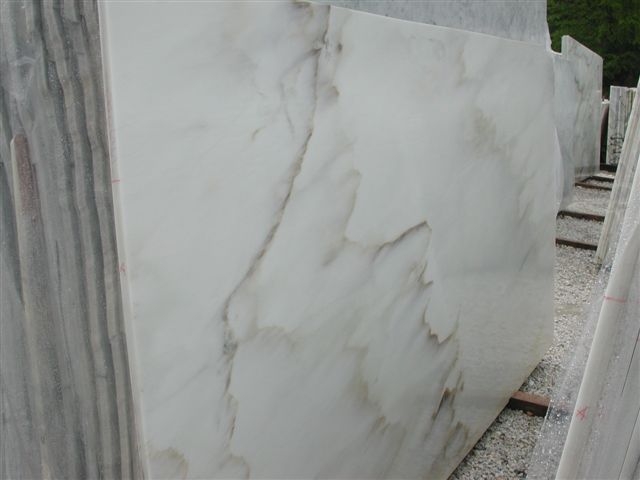 Calacatta Cremo. Cremo Delicato slabs