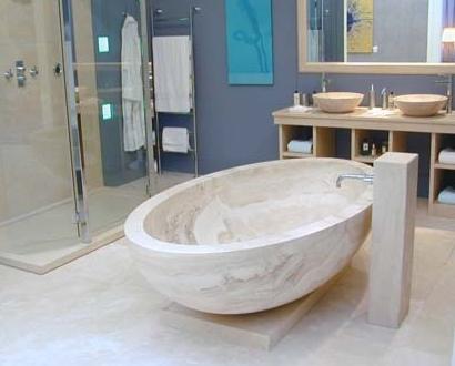 Bagno completo in travertino romano classico, con elementi a massello: vasca di 120  x 80 cm, spessore 8 cm